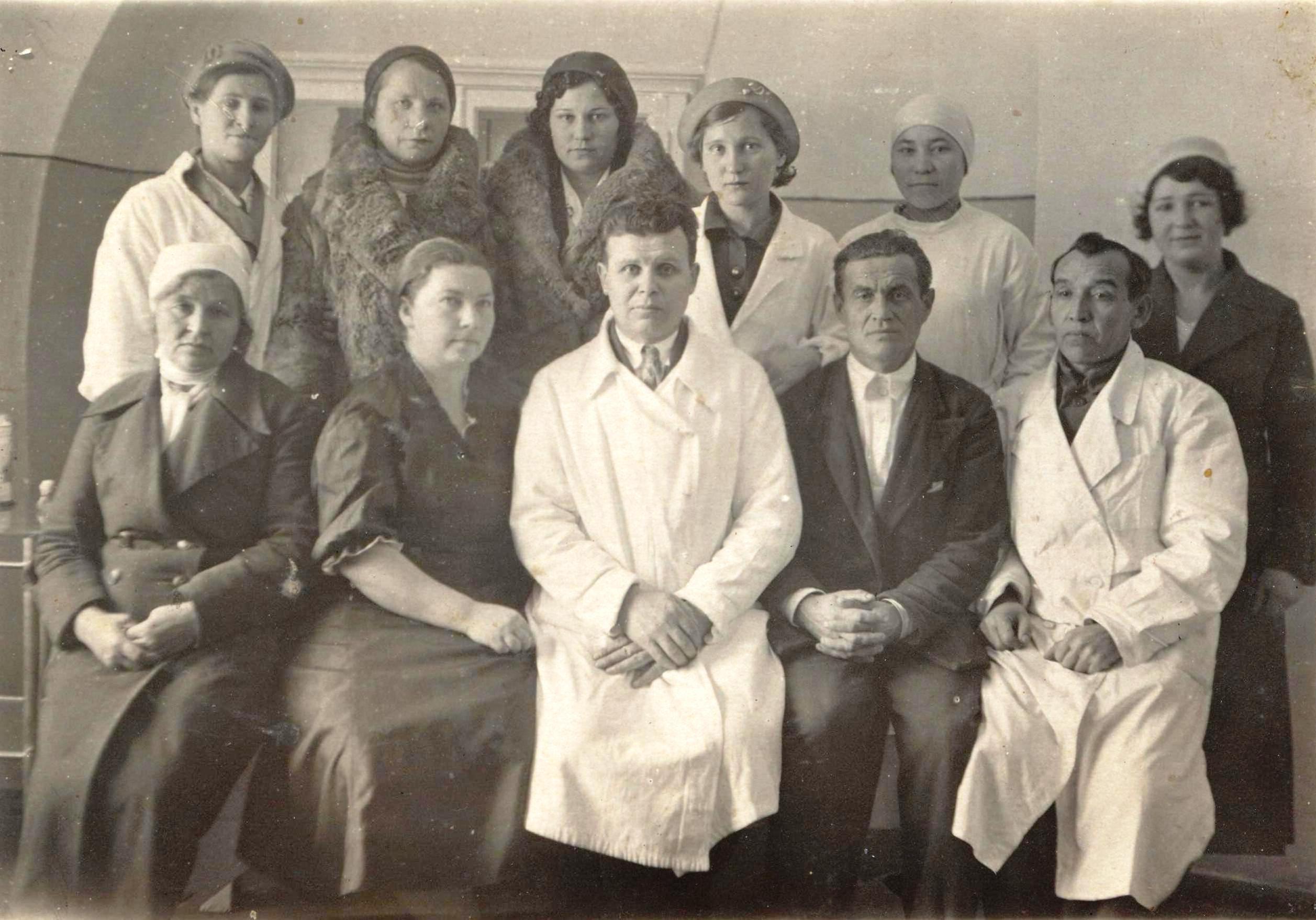 Фото 3 Лазарев Ю Д в центре м б 1932